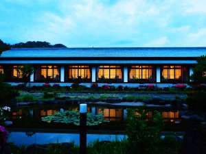 「三木屋　参蒼来　－ＳＡＧＩＹＡ　ＳＡＮＳＯＲＡＩ－」の　【三木屋　参蒼来】総平屋造りの珍しい湯宿。広々とした敷地には日本庭園が広がる。