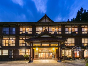 「越後松之山温泉　凌雲閣」の昭和１３年建築の本館は国の登録有形文化財に指定。１階はフロントやロビー、2階と3階に客室がございます。