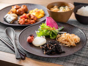 「スーパーホテル新橋・烏森口」の健康朝食盛り付けイメージ