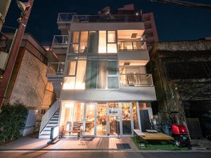 「Glamping　Tokyo　Asakusa」の【夜】建物外観