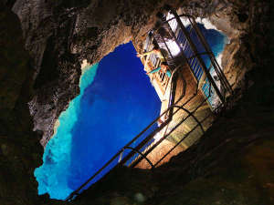 【周辺観光】悠久の年月と自然の神秘を感じさせてくれる、龍泉洞の第1地底湖です。