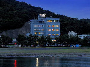 「ホテル秋田屋　夕陽と陸奥湾を望む展望温泉」のホテル外観