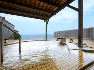 ［洋風露天風呂］日本海の絶景に面した洋風露天風呂