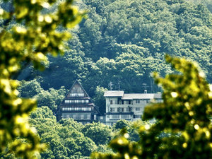 「西発哺温泉ホテル」の初夏　緑に包まれる西発哺温泉ホテル
