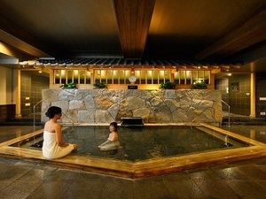 「姫路キヤッスルグランヴィリオホテル　ルートインホテルズ」の＜天然温泉　華楽（かぐら）の湯＞　檜風呂　ヒノキの香り・質感を楽しめる癒しの空間です。