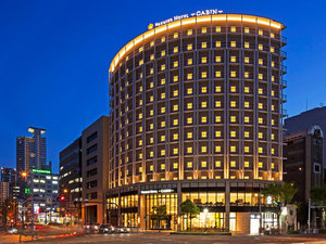 「プレミアホテル－CABIN　PRESIDENT－大阪」の南森町駅直上の交差点でカーブを描く建物は南森町エリアのランドマークです
