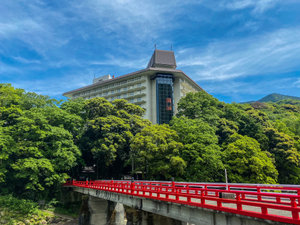 「湯本富士屋ホテル」のあじさい橋よりホテル外観