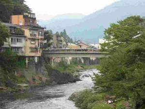 街中を流れる吉田川と新橋