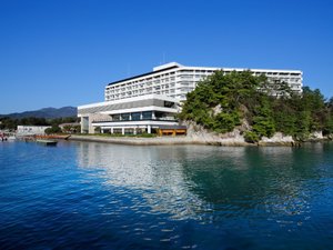 「安芸グランドホテル」のホテルは直接海に面しております。ここには瀬戸の雄大な自然を堪能する最高の眺望があります。