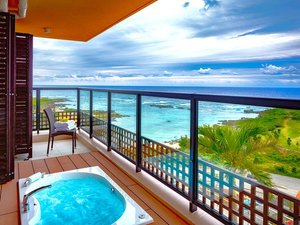 【ミラージュフロア/プレミアスイート】海を望むことができるジャグジー