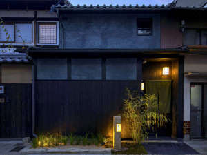 「町家レジデンスイン　三十三間堂　宵の竹」の京都の街並みに溶け込む「宵の竹」の外観。古い町家をリノベーションした一棟貸切の宿泊施設です。