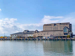 「北ビワコホテルグラツィエ」の琵琶湖に囲まれ、春夏秋冬、それぞれの景色が楽しめます。