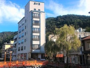 「湯村温泉　魚と屋」の湯村温泉街の中心部に位置する当館。薬師湯・足湯ともに徒歩2分