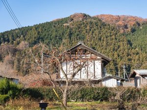 「BBQ×露天風呂付き一棟貸切ホテル　teihaku秩父長瀞」の里山に位置する古民家邸