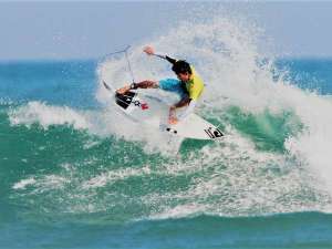 「Aoshima　・　LocoBeach」の世界大会が行われる木崎浜ではこのような、サーフィンが繰り広げられます。