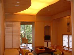 和モダン露天風呂付客室一例（10畳）川側の明るいお部屋です。