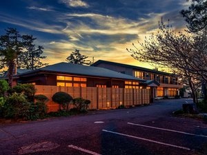 「高台の宿　三景」の夕日に染まる三景