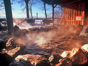 十勝川を眺めながら、天然ミネラル成分たっぷりの植物性モール温泉をお楽しみください。(イメーシ゛)