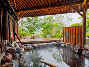 「十勝川温泉　観月苑」の太古の植物の恵が茶褐色の湯となりトロトロ湧き出る、植物性モール温泉。