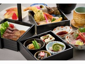 鮮やかな彩りと繊細な盛り付けが美しい「特製弁当」お部屋で気兼ねなくお楽しみください