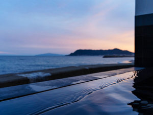 「湯の浜ホテル」の【露天風呂・夕景】地平線に沈みゆく夕日を眺めながらの入浴は極上の時間。