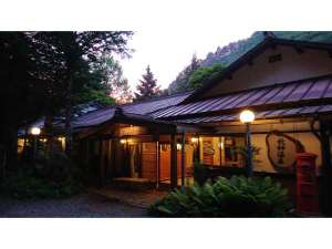 「秋神温泉旅館」の大自然に囲まれた静かな佇まいの一軒宿