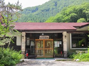 「温湯温泉佐藤旅館」の正面玄関