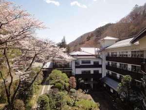 「湯元　四萬館」の中庭