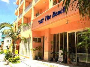 「Ｓｅａ　ｓｉｄｅ　Ｈｏｔｅｌ　Ｔｈｅ　Ｂｅａｃｈ」の【正面玄関】外壁のサーモンピンクが可愛い