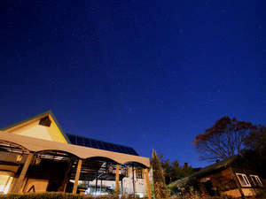 「落ち着いた大人の宿　もしもしピエロ」の本館と秋の星空。