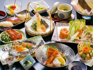 【夕食一例＜おすすめプラン＞】海の幸をお楽しみ下さい。