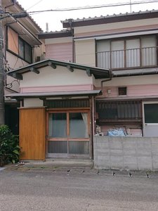 「亀屋」の昭和の香り漂う一軒家です