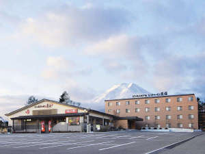 「リゾートイン芙蓉　河口湖インター店」の富士を望む外観
