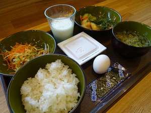 無料朝食♪ご飯・おかず・野菜類・味噌汁・納豆・生卵・味のりなど