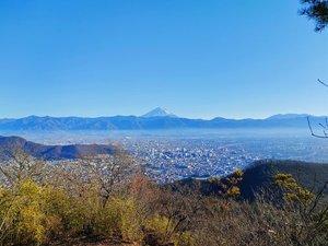 宿から徒歩20分、標高約600メートル八王子山の頂上に到着！お散歩コースにオススメです。