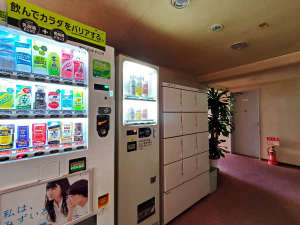 エレベータホールには自販機と冷蔵BOXがございます