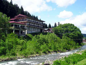 「小野川温泉　宝寿の湯」の*小野川温泉小町山の高台にございます。川のせせらぎと静かな山の景色に癒される温泉宿です。