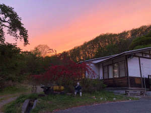 ・宿泊棟から眺める夕焼け。大自然に囲まれたお部屋でリラックス♪