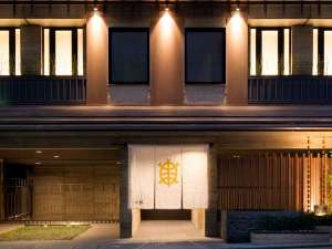 「ホテル　祇園一琳」の歴史ある祇園の入り口に佇む趣ある外観。シンボルでもある『光琳亀』の暖簾が目印です。