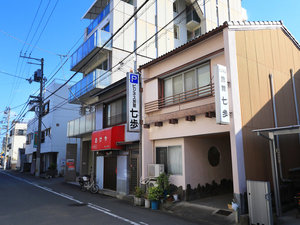 「ビジネス旅館七歩」の当館は徳島駅から徒歩15分