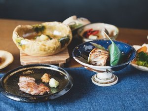 食事処「料膳　旬重」目の前で焼き上げ、調理仕立てをお召し上がりください。