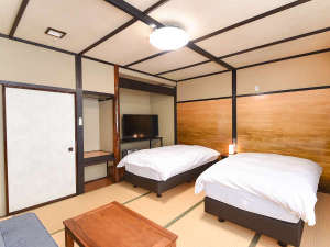 【ベッドルーム】シングルベッドが二つの和洋室10畳タイプです。カップル、ご夫婦におすすめ。