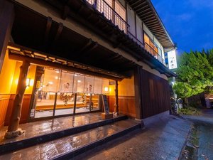 「古湯温泉　つかさ旅館」の外観　佐賀県と福岡県の県境に位置する山あいの温泉地にございます。
