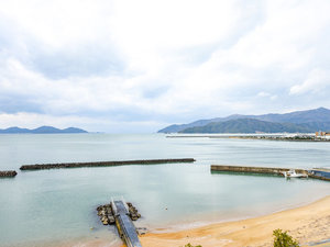 *【周辺】当館の目の前にある「白鳥海水浴場」