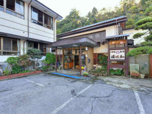 「養老温泉　黒湯の宿　嵯峨和」の*当館は養老渓谷温泉街のちょうど中央あたりにございます。