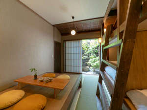 畳と和紙の壁が温かいお部屋「SAIK　ガーデンビュー」。障子を開けると坪庭からの景色を取り込めます。