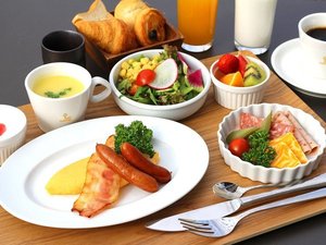 【選べる朝食／洋食セット】オムレツとスクランブルエッグの日替わり洋食セットメニュー