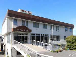 「ホテル天水」の外観　*三沢駅より徒歩１分に佇む当館。ビジネスや観光の拠点にご利用下さい。