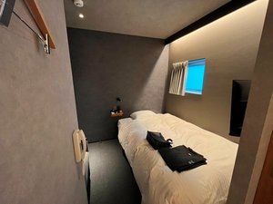 シングルルームにセミダブルベッドを備えたお部屋です。