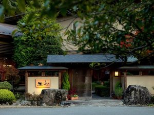 「笛吹川温泉　別邸　坐忘」の「ようこそ坐忘へ」日本庭園と源泉かけ流しの湯、季節のお料理とワインでごゆっくりお寛ぎください